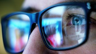 Un adblocker dans la vraie vie ? Ces lunettes de réalité augmentée masquent les pubs dans la rue