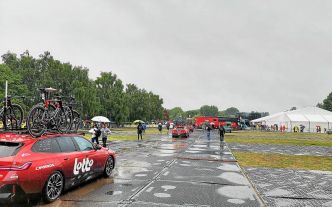 Tour de France 2025 : le départ de la deuxième étape retardé par la pluie et les embouteillages