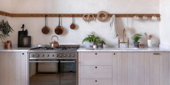 Fini le laqué et le brillant : ces plans de travail vont dominer les cuisines dès septembre