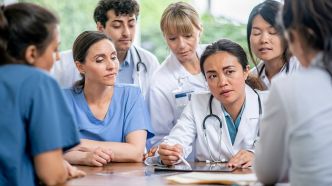 Comment coordonner infirmiers et médecins en établissement de santé pour informer le patient ?