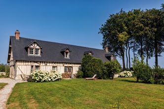 Nina Métayer : "Nous aspirions à fonder une famille", la pâtissière nous ouvre les portes de sa maison en Normandie, une "jolie longère en colombages” où elle vit avec son mari Mathieu Salomé