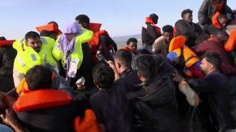 France : un bateau de migrants lacéré, la polémique enfle après l’opération des gendarmes