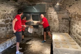 "On essaie de faire au mieux” : pour la fête du pain, des boulangers amateurs réveillent le four banal du village