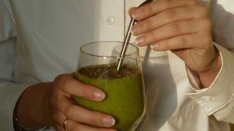 L'astuce pour préparer sa peau au bronzage : un ingrédient à glisser dans votre smoothie du matin