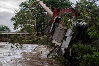 Le bilan des inondations au Texas est revu à près de 60 morts, les recherches se poursuivent