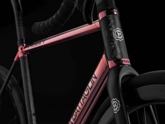 Disque carbone et coupleur pour freins : une innovation vélo douteuse, une autre de génie !