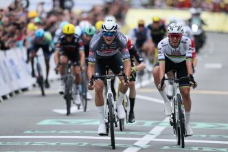 Tour de France, étape 2 : Mathieu Van der Poel l'emporte et endosse le maillot jaune