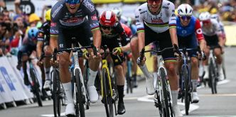 Tour de France: Van der Poel remporte la 2e étape et prend le maillot jaune