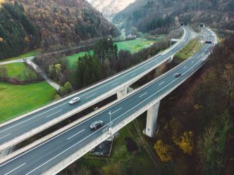 Les conducteurs devraient payer 3 centimes par kilomètre pour conduire : la nouvelle proposition vise à lever 5,7 milliards par an pour entretenir les routes de ce pays voisin