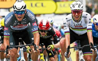 Sur le podium de la 2e étape du Tour de France, Pogacar et Vingegaard ne perdent toujours pas le Nord