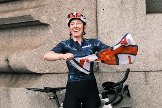 Molly Weaver bat le record de la circonnigation la plus rapide de la Grande-Bretagne à vélo