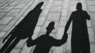 Voici les signes que vous avez grandi avec un parent pervers narcissique, selon une étude