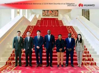 Le Ministre de L'Economie numérique chez Huawei en Chine