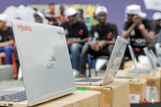 MouNA Group Technology remet un important lot d'ordinateurs aux étudiants des CPGE dans le cadre du Programme Simandou Academy