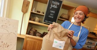 Vosges. Le four à bois de la boulangerie du Valtin reprend du service avec Pauline et son pain au levain préparé à l'ancienne