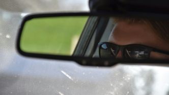 En vacances en Espagne ? Attention à ces lunettes de soleil qui sont interdites au volant et qui valent une amende de 200 euros !