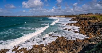 Cette île du Finistère cache une plage à l'eau cristaline qui n'a rien à envier aux Caraïbes