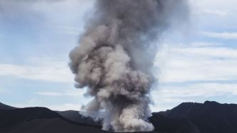 Une énorme colonne de cendres : un volcan entre en éruption sur une île touristique en Indonésie