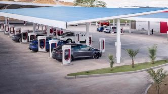 Tesla lance Oasis : sa première station de Superchargeur totalement autonome, sans raccordement au réseau électrique