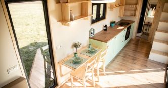 Un wagon de chemin de fer des années 40 devient une tiny house de charme : rustique, ingénieux... et accessible pour moins de 40 000 €