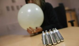 "Un vrai tsunami": les professionnels de la santé alertent sur les conséquences du gaz hilarant chez les jeunes