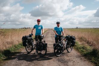«  Si nous allons aussi loin, pourquoi ne faisons-nous pas tout le porc '' – un disque, un pour aller en tant que duo père-fils cycle le globe