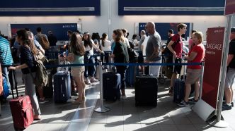 Les compagnies aériennes s'accordent sur une taille commune de valises qui ne donne pas lieu à un supplément (mais ces valises n'existent pas dans le commerce)