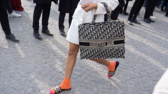 Cette astuce pour transformer un simple foulard en cabas d'été luxe est à reproduire de toute urgence