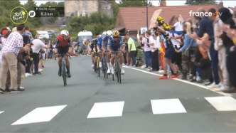 Tour de France 2025 : ces images de supporters dans un cimetière qui écœurent