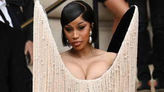 Cardi B, corbeau vivant à la main au défilé Schiaparelli, signe déjà le moment le plus fou de la Fashion Week Haute Couture