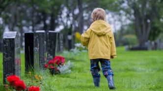 Un enfant de quatre ans meurt écrasé par une pierre tombale
