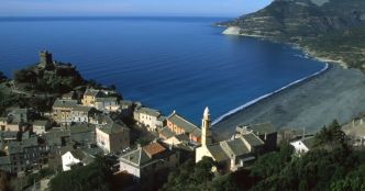 En Corse, ce village perché depuis le Moyen-Âge offre une vue infinie sur la Méditerranée