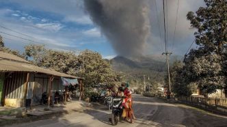 Indonésie : nouvelle forte éruption du volcan Lewotobi Laki-Laki, plus d'une vingtaine de vols annulés