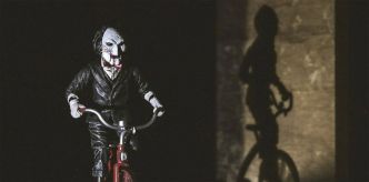 Regarder un thriller ensemble pour créer de la complicité et partager des frissons