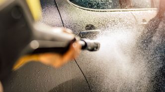 « Les voitures électriques sont un mystère pour certains » : est-il possible de se faire électrocuter en nettoyant un VE à l'eau ?