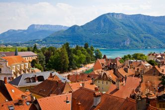 Mercotte : "À l'origine, c'était une maison bourgeoise transformée en fruitière", elle nous ouvre les portes de sa bâtisse de 600 m² près de Chambéry et où le blanc règne en maître
