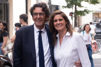 Luc Ferry très tactile avec sa femme en mini jupe en jean : le couple amoureux repéré en plein Paris