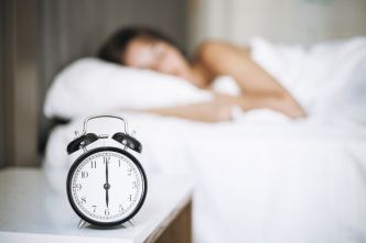 Selon un neurologue, cette mauvaise habitude nocturne augmente le risque de démence
