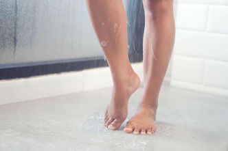 Uriner sous la douche : vraiment sans risque ?