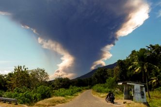 Indonésie: plus d'une vingtaine de vols annulés après l'éruption d'un volcan