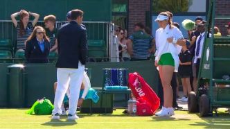 Une joueuse de Wimbledon soulève sa jupe après avoir été prise à parti à cause de sa tenue