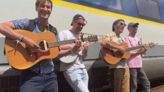 VIDÉO. Insolite – Eurostar bloqué pendant neuf heures dans le Pas-de-Calais : un groupe de folk britannique à bord du train improvise un concert pour les passagers
