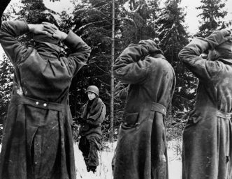 Alors que les carottes semblent déjà cuites pour la Wehrmacht, celle-ci tente une contre-offensive désespérée dans les Ardennes