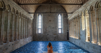 Un artiste, un monument : une installation monumentale et immersive métamorphose l'abbaye du Mont-Saint-Michel