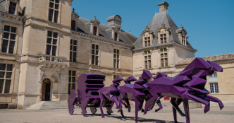 Un artiste, un monument : Le château de Cadillac accueille le spectaculaire carrosse de Xavier Veilhan