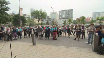 Des manifestantes pour accueillir Gilbert Rozon à son retour au palais de justice de Montréal
