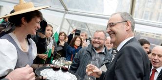 La Suisse raillée en France: Guy Parmelin supplie les Suisses de boire plus de vin