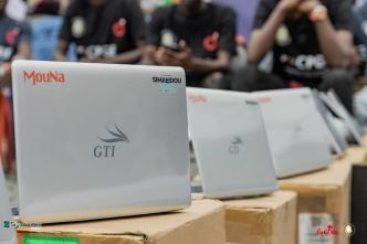MouNa Group Technology remet un important lot d'ordinateurs aux étudiants des CPGE dans le cadre du Programme Simandou Academy