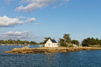 Accessible en bateau privé, cette île secrète de Bretagne n'accueille qu'une poignée de voyageurs triés sur le volet (et on comprend pourquoi)