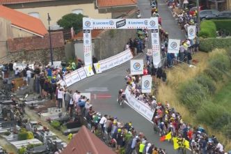 Tour de France 2025. "Ce n'est pas normal" : des spectateurs debout sur les tombes d'un cimetière lors du passage des coureurs